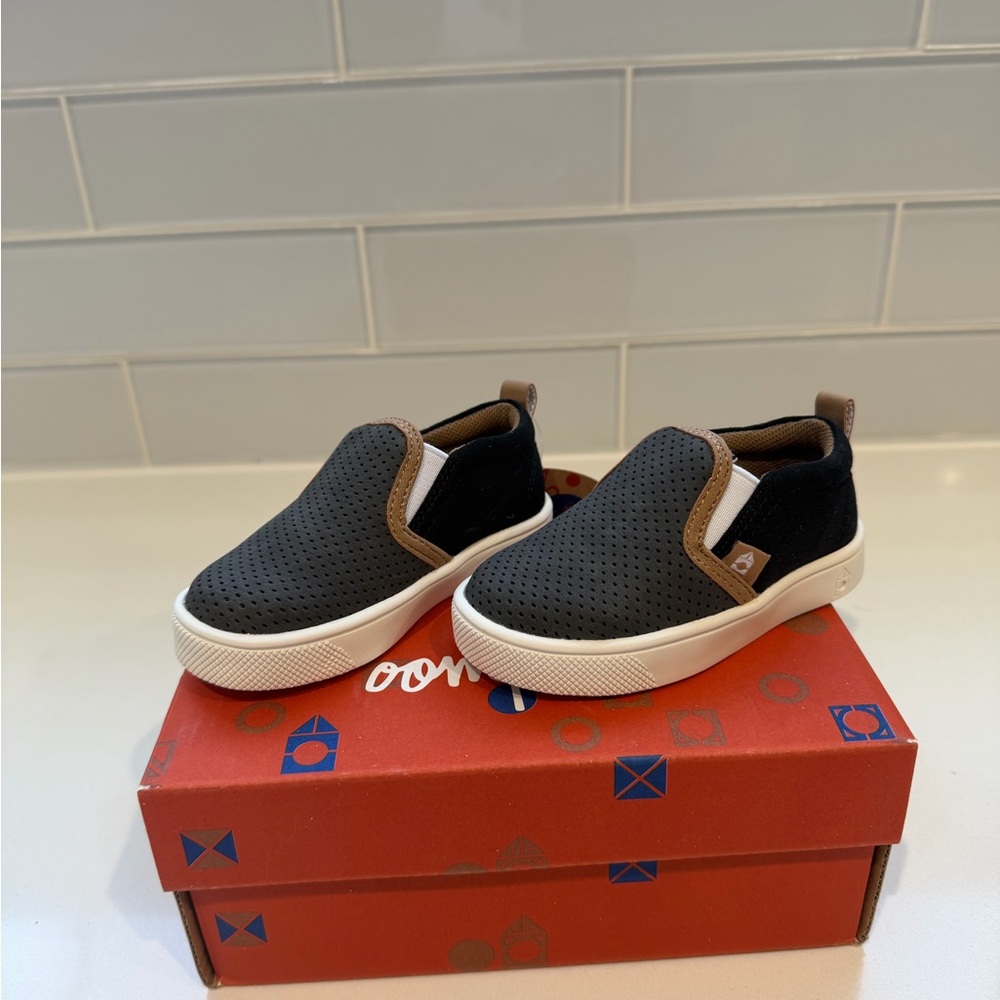 Oomphies Kids Black and Brown Slip-On Sneakers